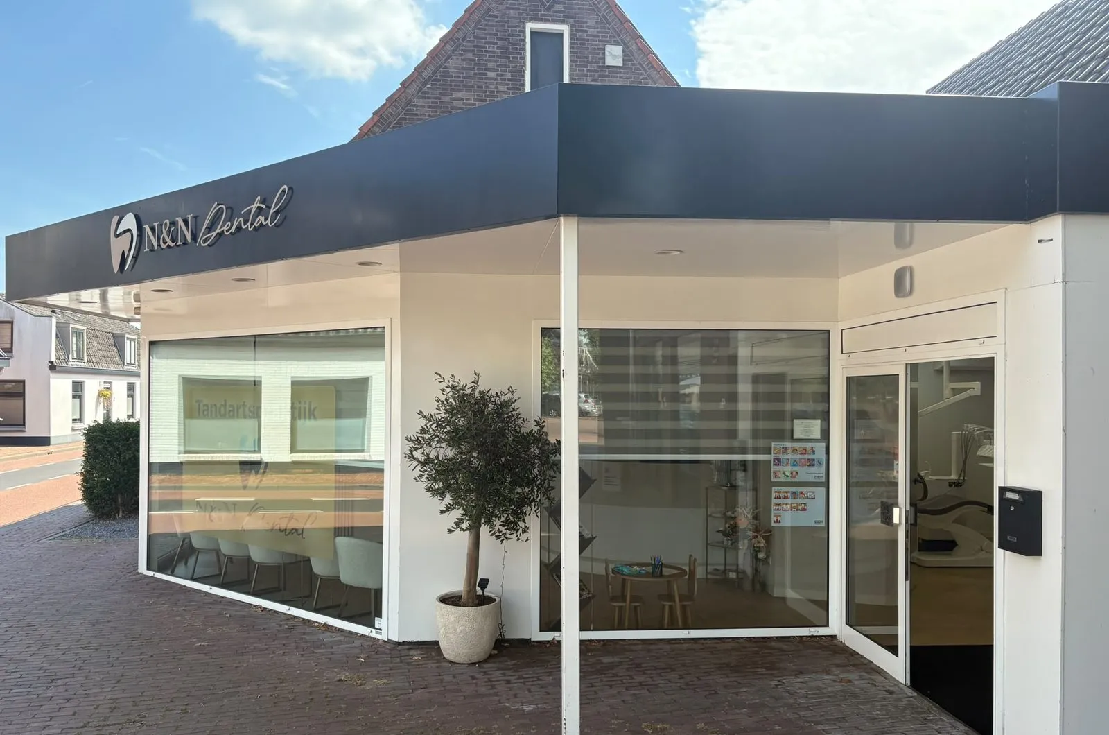 De praktijk van N&N Dental aan de Dorpsstraat in Harmelen